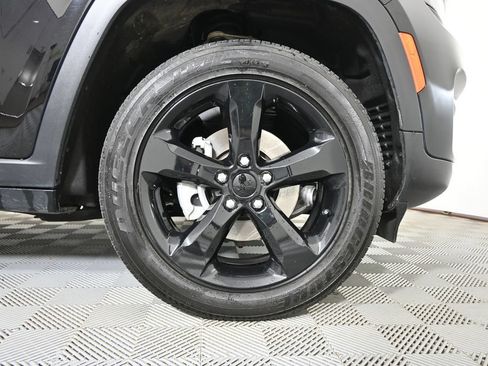 Used 2023 Jeep Grand Cherokee Altitude AWD/4WD image 11