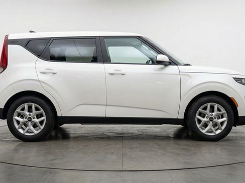 Used 2025 Kia Soul LX w/ LX Technology Package image 11