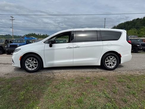 Used 2024 Chrysler Pacifica Touring-L FWD image 6