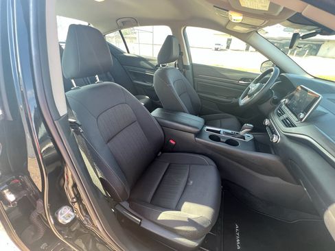 Used 2025 Nissan Altima 2.5 SV FWD image 13