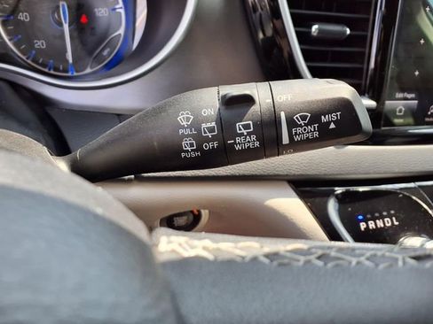 Used 2024 Chrysler Pacifica Touring-L FWD image 13