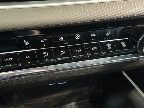 Used 2025 Chevrolet Equinox LT w/ Convenience Package II FWD image 22
