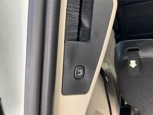 Used 2019 Dodge Grand Caravan SXT image 31