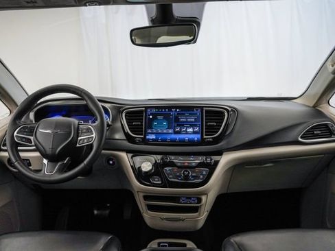 Used 2023 Chrysler Pacifica Touring-L FWD image 12