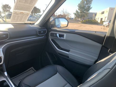 Used 2022 Ford Explorer XLT w/ Equipment Group 202A image 4