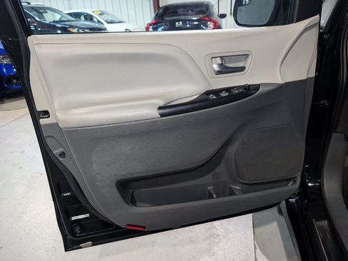 Used 2020 Toyota Sienna LE AWD/4WD image 13