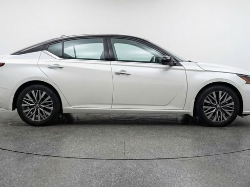 Used 2025 Nissan Altima 2.5 SV FWD image 11