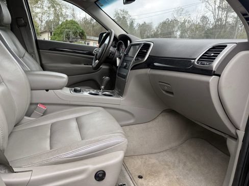 Used 2011 Jeep Grand Cherokee Laredo image 24