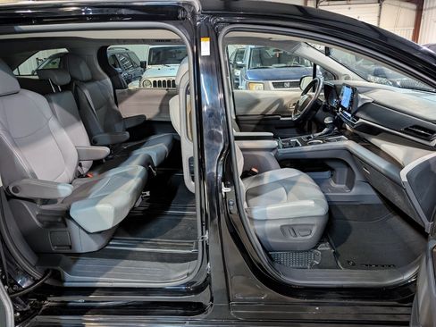 Used 2021 Toyota Sienna XLE w/ XLE Plus Package FWD image 25