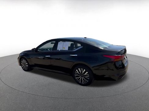 Used 2025 Nissan Altima 2.5 SV FWD image 10