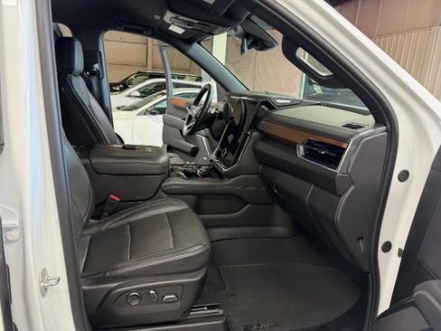 Used 2025 GMC Yukon XL Denali AWD/4WD image 34