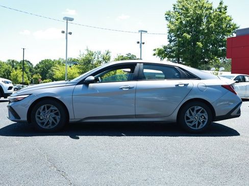Used 2024 Hyundai Elantra SEL FWD image 6