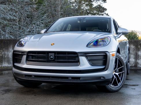 Certified 2023 Porsche Macan image 7