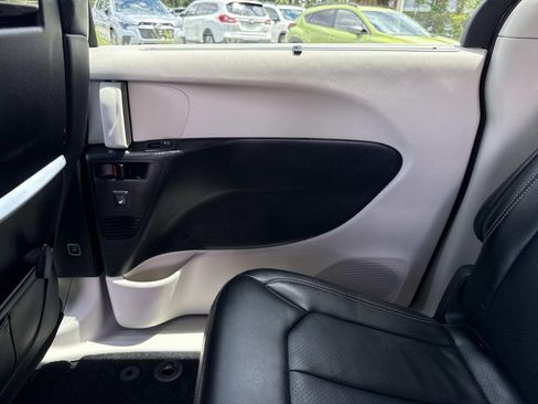 Used 2022 Chrysler Pacifica Touring-L w/ Uconnect Theater Family Group AWD/4WD image 16