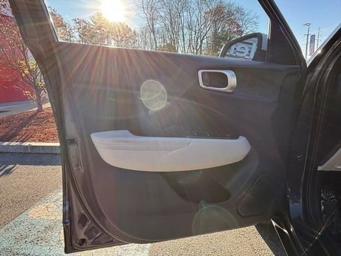 Used 2022 Hyundai Venue Limited image 9