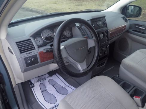 Used 2008 Chrysler Town & Country LX image 16