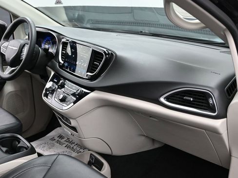 Used 2024 Chrysler Pacifica Touring-L image 36