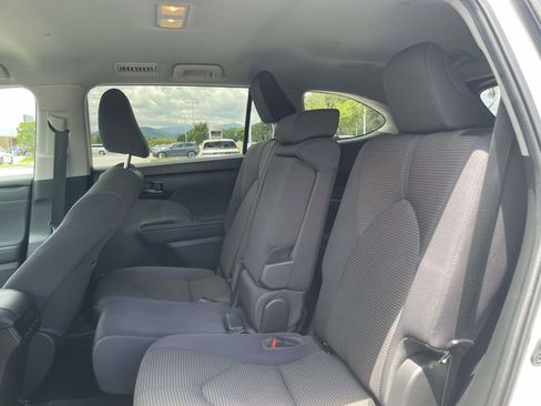 Used 2023 Toyota Highlander LE FWD image 5
