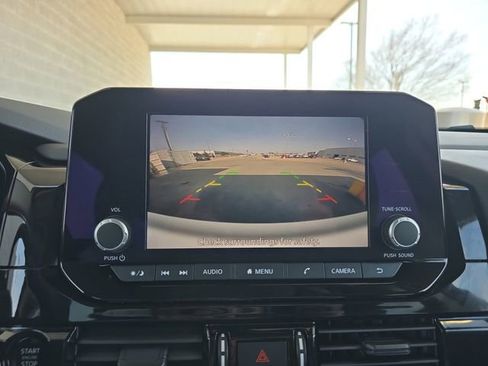 Used 2025 Nissan Pathfinder SV image 9