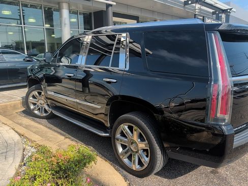 Used 2018 Cadillac Escalade Luxury RWD image 4