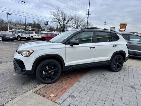 New 2026 Volkswagen Taos SE image 3