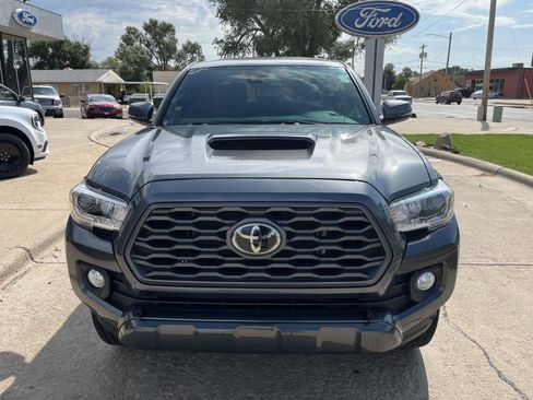 Used 2021 Toyota Tacoma TRD Off-Road image 3