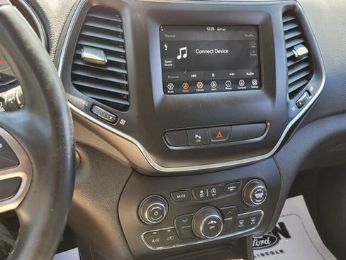 Used 2019 Jeep Cherokee Latitude Plus image 21