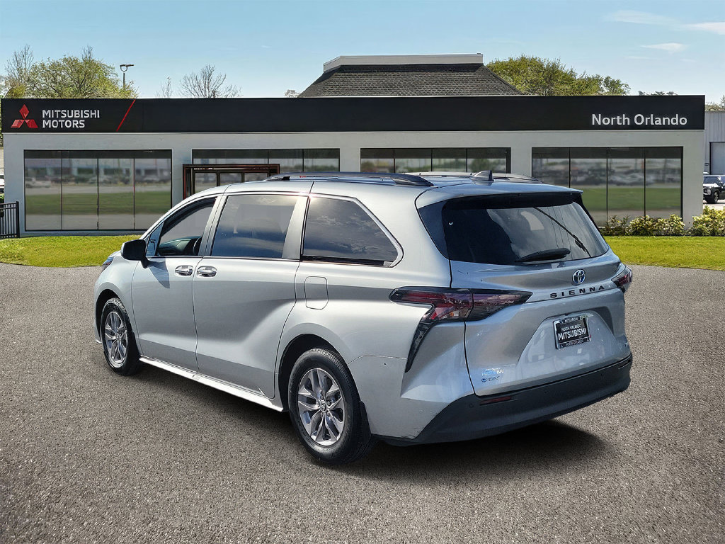 Used 2025 Toyota Sienna XLE FWD image 2