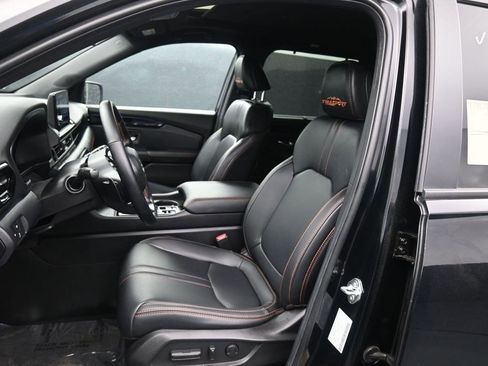 Used 2025 Honda Pilot TrailSport image 11