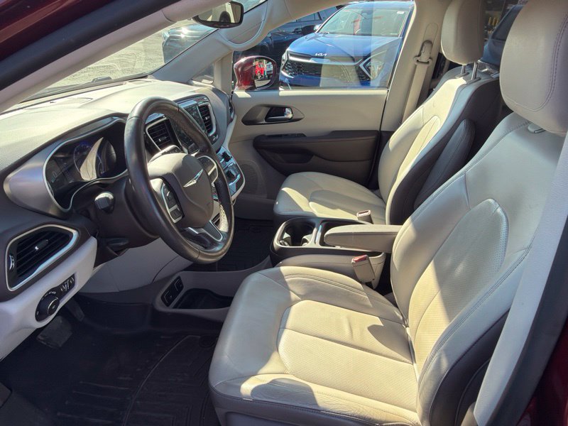 Used 2019 Chrysler Pacifica Touring-L w/ Tire & Wheel Group FWD image 15