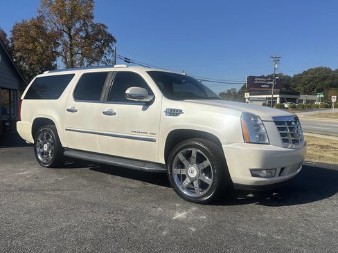 Used 2010 Cadillac Escalade ESV Luxury image 3