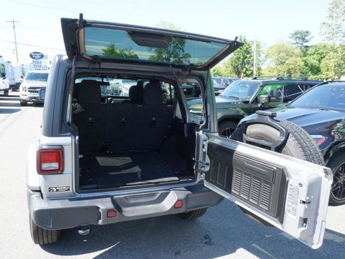 Used 2020 Jeep Wrangler Unlimited Sahara AWD/4WD image 8