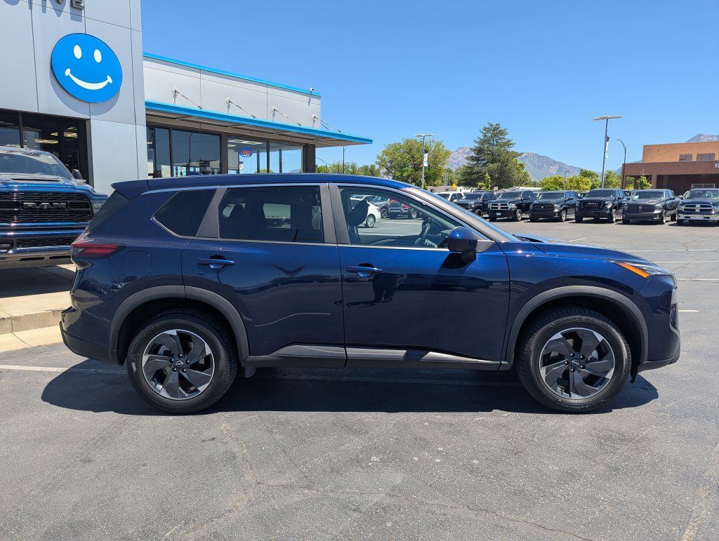 Used 2025 Nissan Rogue SV AWD/4WD image 2