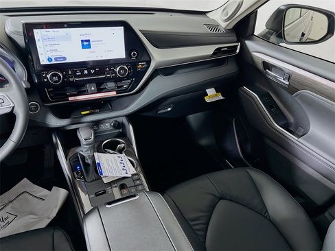 Used 2026 Toyota Highlander Platinum image 20