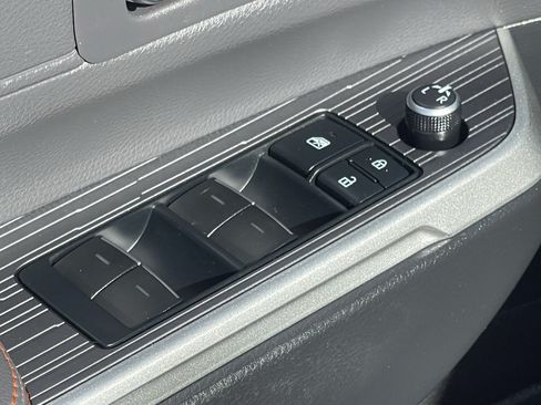 Used 2022 Toyota Sienna XSE FWD image 18