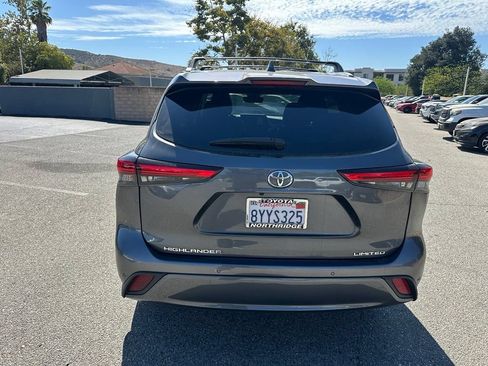 Used 2021 Toyota Highlander Limited FWD image 3