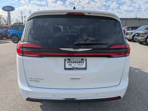 Used 2023 Chrysler Pacifica Touring-L image 13