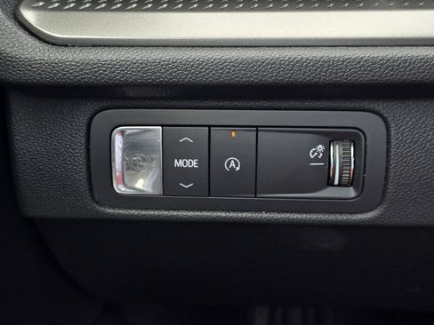 Used 2025 Chevrolet Traverse LT FWD image 16
