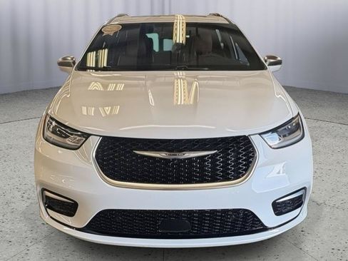 Used 2024 Chrysler Pacifica Pinnacle FWD image 2