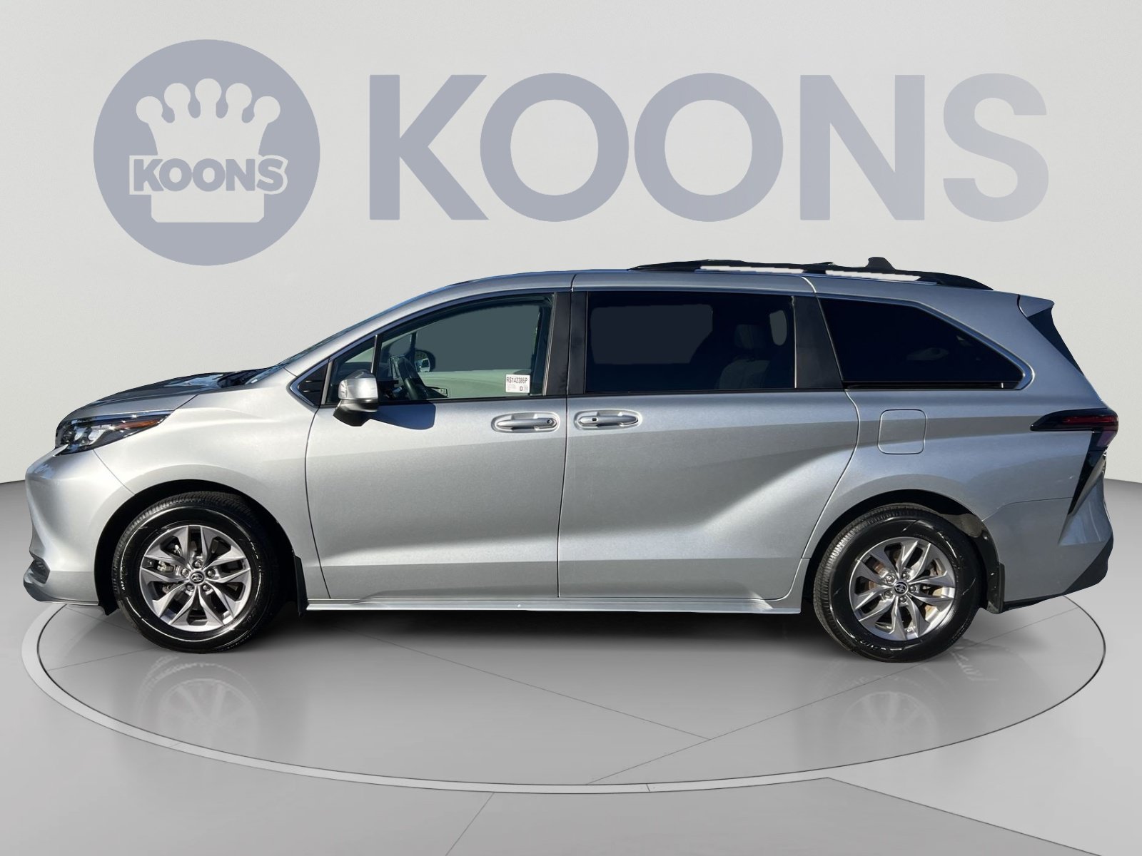 Used 2024 Toyota Sienna LE AWD/4WD image 2