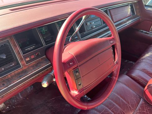 Used 1990 Lincoln Town Car image 32
