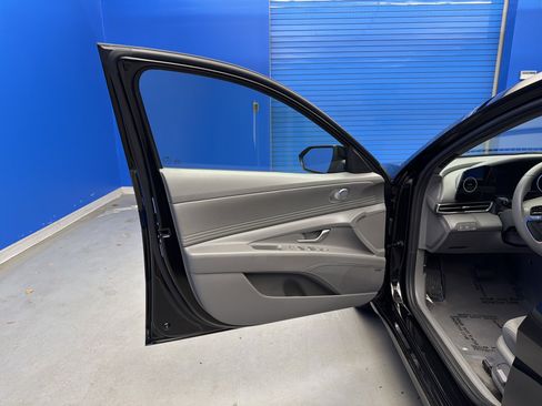 Used 2022 Hyundai Elantra SEL w/ Convenience + Premium Package image 10