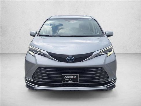 Used 2021 Toyota Sienna Platinum FWD image 3
