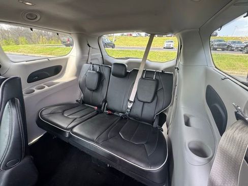 Used 2021 Chrysler Pacifica Limited image 17