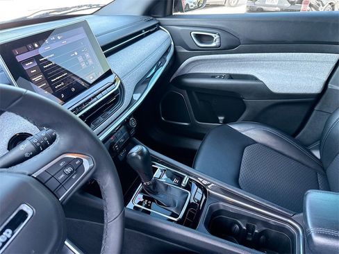 Used 2023 Jeep Compass Latitude image 26