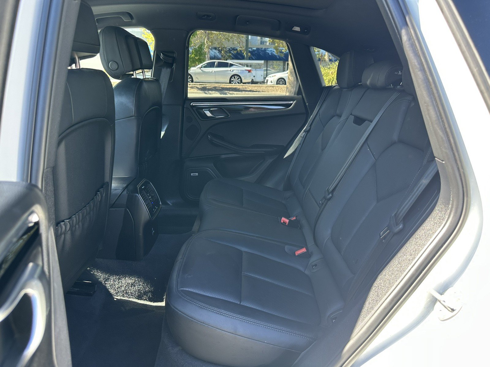 Used 2023 Porsche Macan AWD/4WD image 22