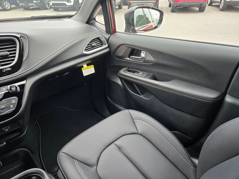 New 2027 Chrysler Pacifica Select FWD image 11