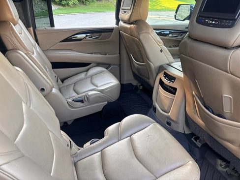Used 2019 Cadillac Escalade ESV Platinum AWD/4WD image 19