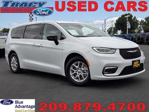 Used 2024 Chrysler Pacifica Touring-L FWD image 1