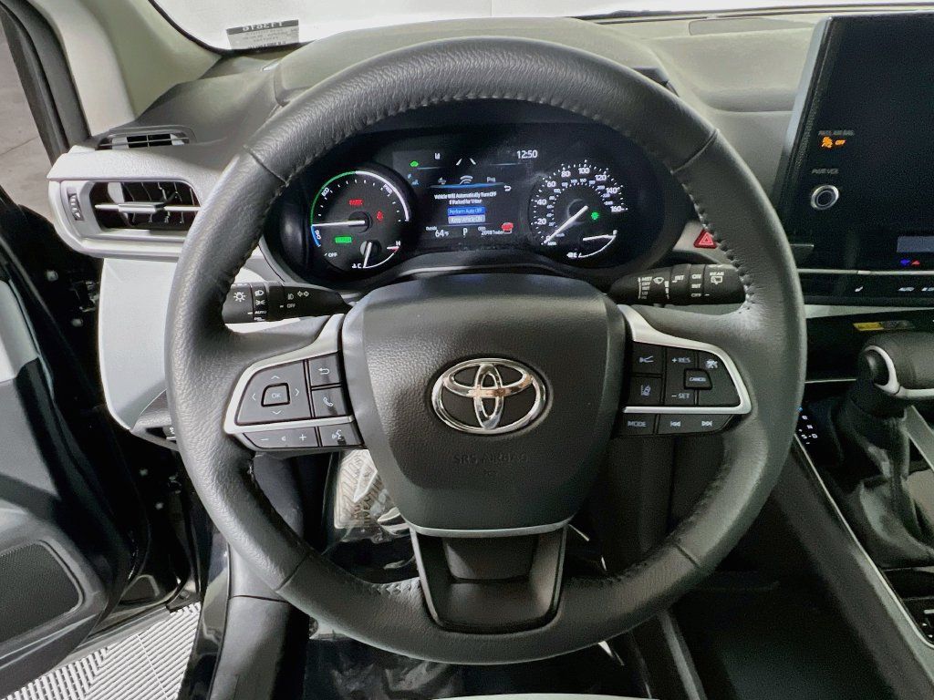Certified 2026 Toyota Sienna XLE FWD image 10